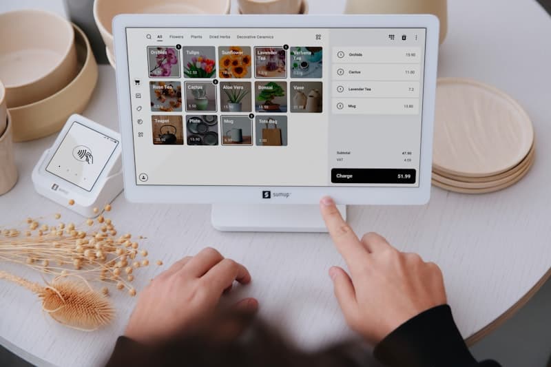 Sistem kasir POS SaaS untuk retail dan F&B